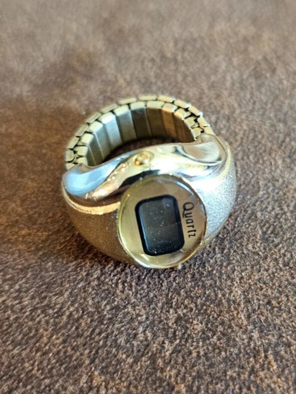 Vintage gold-tone digital quartz ring watch  from the 1980s Sz 7.5